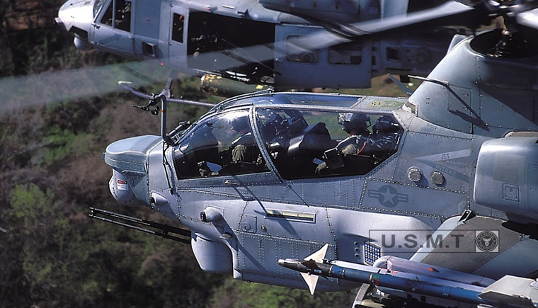 AH-1Z直升機(jī)和AH-64D直升機(jī)同一水平.png